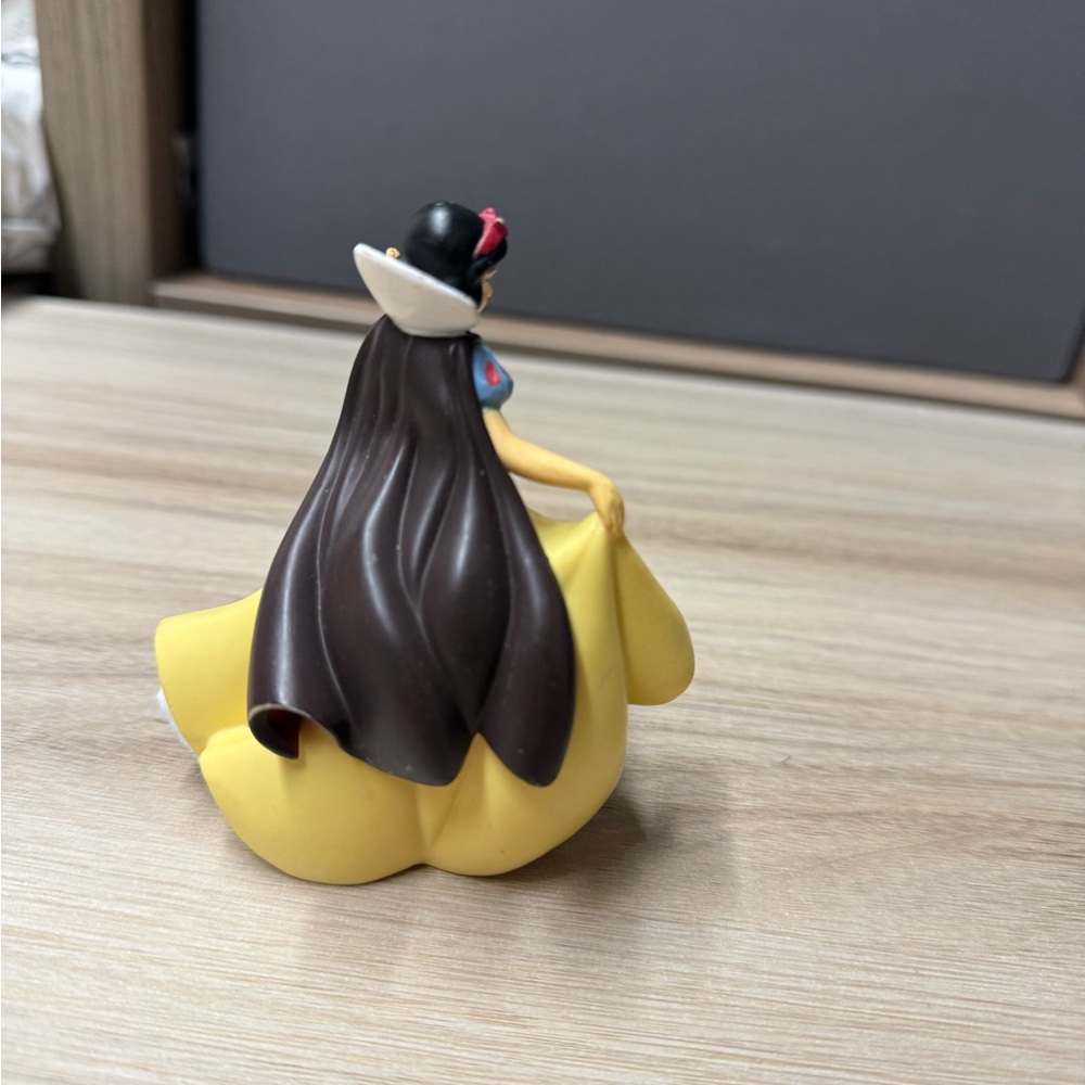 Snow White Vintage Figurine with Yellow Dress - Picture 3 of 5